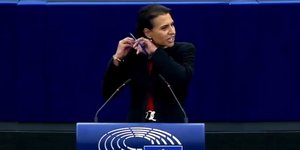 Η Σουηδή βουλευτής ιρακινής καταγωγής Αμπίρ Αλ-Σαχάνι κόβει τα μαλλιά της κατά τη διάρκεια ομιλίας της στο ευρωκοινοβούλιο