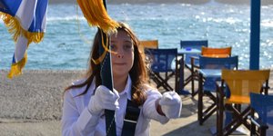 Η Εφραιμίνα με τη σημαία στη Νάξο