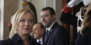 Τζόρτζια Μελόνι μαλλι πισω