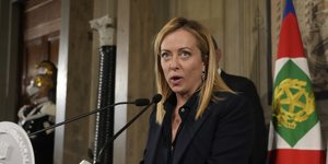 Η Τζόρτζια Μελόνι μιλάει στα ΜΜΕ