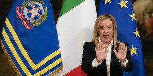 Η Τζόρτζια Μελόνι μπροστά από την Ιταλική σημαία