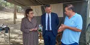 Η Υπουργός Πολιτισμού και Αθλητισμού Λ. Μενδώνη, με τον Υφυπουργό Πολιτισμού Γ. Τουμαζή, στον καταυλισμό της Άχνας/ ΥΠΠΟΑ