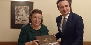 Η Υπουργός Πολιτισμού και Αθλητισμού Λ. Μενδώνη, με τον Πρωθυπουργό Albin Kurti