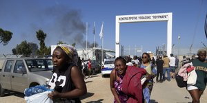 Μετανάστες τρέχουν να φύγουν για να αποφύγουν επεισόδια σε ΚΥΤ στη Κύπρο