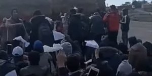 Μετανάστες είναι συγκεντρωμένοι στον Έβρο, στην τουρκική πλευρά, λίγα μέτρα από τα σύνορα με την Ελλάδα