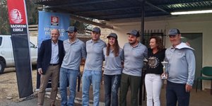 Αριστερά ο διευθ. σύμβουλος των Μινωικών Γραμμών Λουκάς Σιγάλας με τους πρωταθλητές