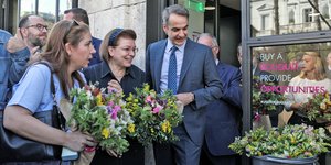 Ο Κυριάκος Μητσοτάκης στα ανθοπωλεία στο Σύνταγμα