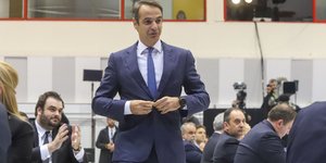 Κυριάκος Μητσοτάκης κουμπώνεται 