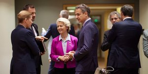 Ο Κυριάκος Μητσοτάκης δίπλα με την φον ντερ Λάιεν στη Σύνοδο Κορυφής 