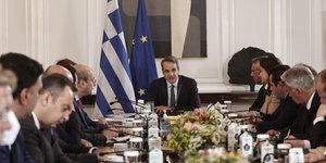 O Κυριάκος Μητσοτάκης μιλάει στο υπουργικό συμβούλιο