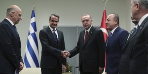 Χειραψία Μητσοτάκη - Ερντογάν λίγο πριν την 74η σύνοδο της Γενικής Συνέλευσης του ΟΗΕ το 2019