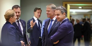 Ο Κυριάκος Μητσοτάκης σε «πηγαδάκι» με αρχηγούς κρατών στη Σύνοδο Κορυφής της Ε.Ε. στις Βρυξέλλες