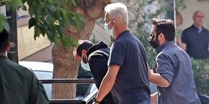 Μεταγωγή Μίχου και Σοφιαννίδη στον ανακριτή