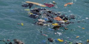 Σοκαριστικές εικόνες με συντρίμμια και πτώματα στη θάλασσα των Κυθήρων