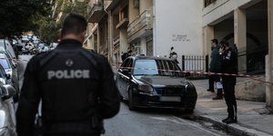 Άνδρας βρέθηκε νεκρός στο αυτοκίνητό του στην Κυψέλη με ένα καλάσνικοφ δίπλα του