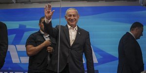 Μπένιαμιν Νετανιάχου χαιρεταει