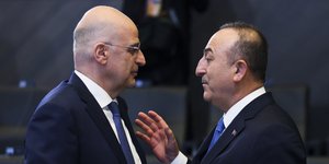 Ο Έλληνας υπουργός Εξωτερικών Νίκος Δένδιας με τον Τούρκο ομόλογό του, Μεβλούτ Τσαβούσογλου