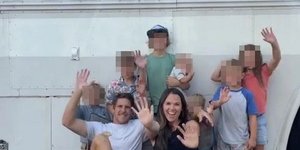 Η Britney και ο σύζυγός της JD με τα παιδιά τους ταξιδεύουν και ζουν στο λεωφορείο τους τα τελευταία τέσσερα χρόνια