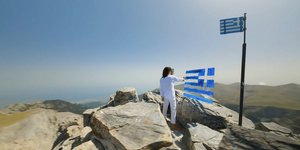 Η εικαστικός Καρολίνα Ροβύθη ζωγραφίζει στην κορυφή του Ολύμπου για την Ελλάδα