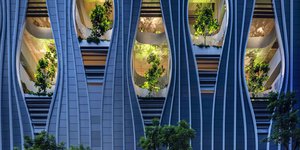 Ο ουρανοξύστης CapitaSpring στη Σιγκαπούρη είναι γεμάτος με 80.000 φυτά