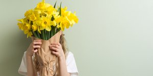 παιδι κιτρινα λουλουδια 