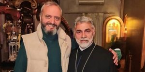 Κολωνός: Ο ιερέας Νικόλαος με τον Ηλία Μίχο