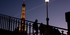 Τα φώτα στον Πύργο του Άιφελ σβήνουν μια ώρα νωρίτερα για την εξοικονόμηση ενέργειας