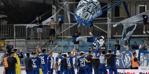Παίκτες του ΠΑΣ Γιάννινα πανηγυρίζουν μπροστά από τους οπαδούς της ομάδας στους «Ζωσιμάδες»