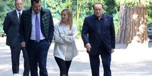 Η Τζόρτζια Μελόνι, ο Σίλβιο Μπερλουσκόνι και ο Ματέο Σαλβίνι στη σημερινή τους συνάντηση