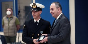 Ο Γιάννης Πλακιωτάκης βραβεύει αξιωματικό του Λιμενικού