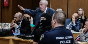 Ο Κωνσταντίνος Πλεύρης χαιρετά ναζιστικά στη δίκη της ΧΑ/ Φωτογραφία: Τατιάνα Μπόλαρη/ EUROKINISSI