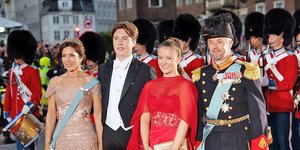 Ο πρίγκιπας Φρέντερικ της Δανίας με την σύζυγό του, πριγκίπισσα Μαίρη και τα δύο μεγαλύτερα παιδιά τους