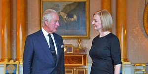 Βασιλιάς Κάρολος, Λιζ Τρας