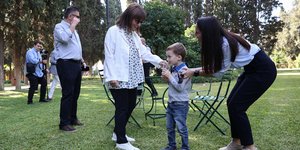 Η Κατερίνα Σακελλαροπούλου στον κήπο του Προεδρικού Μεγάρου