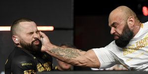  Ο Karol Pikolo Wyłupek χαστουκίζει τον Pater Aligator Truchlik κατά τη διάρκεια του Slap Fighting Championships