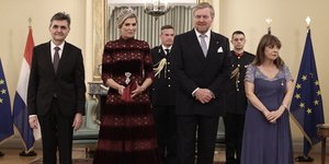 H ΠτΔ Κατερίνα Σακελλαροπούλου με τον σύντροφό της Π. Κοτσώνη με τον βασιλιά και τη βασίλισσα της Ολλανδίας