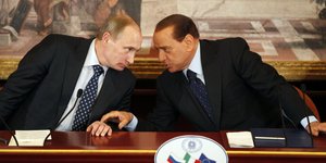 O Ρώσος πρόεδρος Βλαντιμιρ Πούτιν και ο πρώην πρωθυπουργός της Ιταλίας, Σίλβιο Μπερλουσκόνι