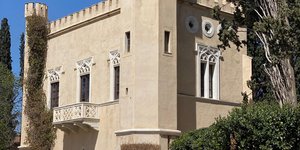 Τραπέζι του Β. Κουτσαβλή με φόντο τον Πύργο της Βασιλίσσης