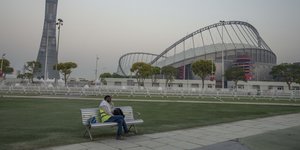 Εργάτης στο Κατάρ για το Μουντιάλ, κοιμάται σε παγκάκι πριν την πρωινή βάρδια του