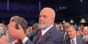 O Έντι Ράμα με τον πρωθυπουργό του Κοσόβου