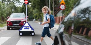 Ρομπότ βοηθά τους μαθητές να περάσουν με ασφάλεια τις διαβάσεις.
