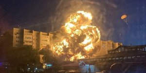 Αεροσκάφος συνετρίβη σε πολυώροφο κτίριο στην πόλη Γεΐσκ