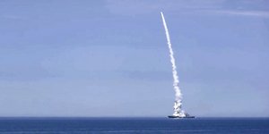 Eκτόξευση πυραύλου κατά στόχου στην Ουκρανία από πολεμικό σκάφος της Ρωσίας