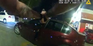 H στιγμή που ο αστυνομικός ανοίγει πυρ κατά του αυτοκινήτου