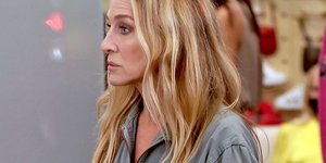 H Σάρα Τζέσικα Πάρκερ με μια εμβληματική τσάντα στο χέρι 