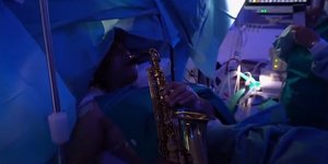 Φωτογραφία: YouTube: Patient Plays Saxophone During Brain Surgery