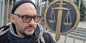 Ο Kirill Serebrennikov έξω από τα δικαστήρια της Μόσχας το 2019