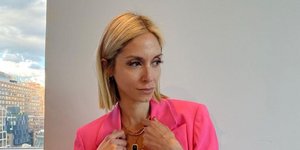 Η Σοφία Καρβέλα με παλτό