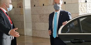 Ο Χρήστος Σταϊκούρας βγαίνει από αυτοκίνητο