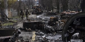 Στρατιώτες περπατούν ανάμεσα από συντρίμμια στην Ουκρανία